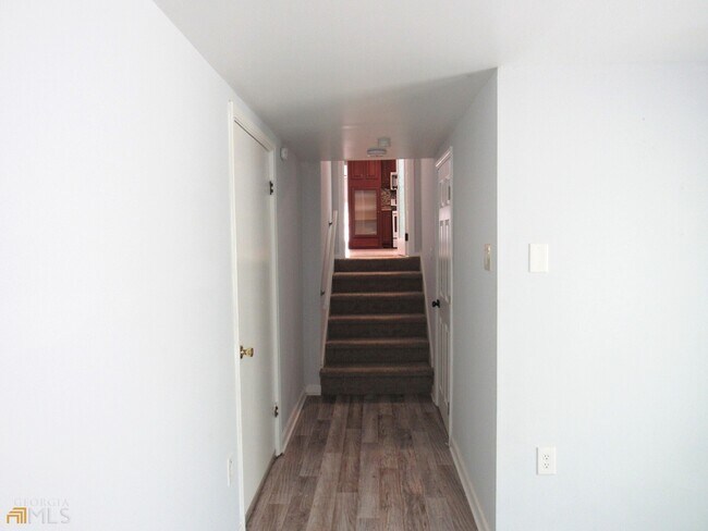 Building Photo - 8337 Holly Dr