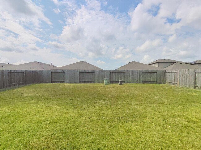 Building Photo - 18315 Pin Oak Lake Dr