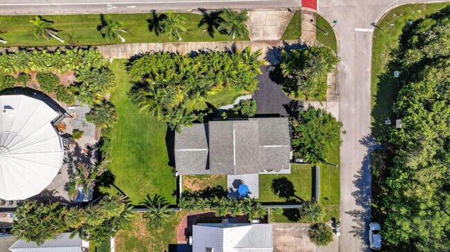 Building Photo - 2025 S Ocean Dr