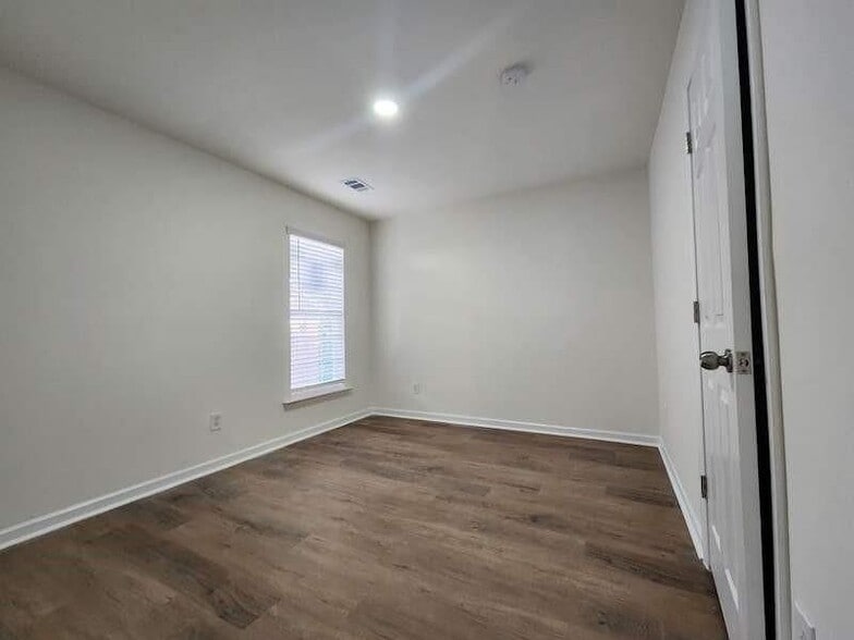 Building Photo - 2025 Kyrle Ln NW