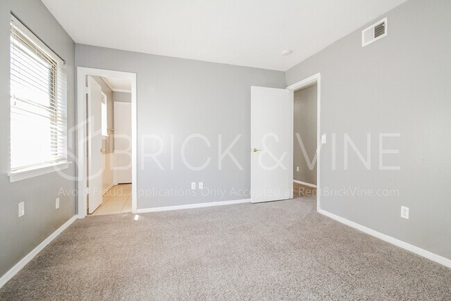 Building Photo - 524 Canyon Rd