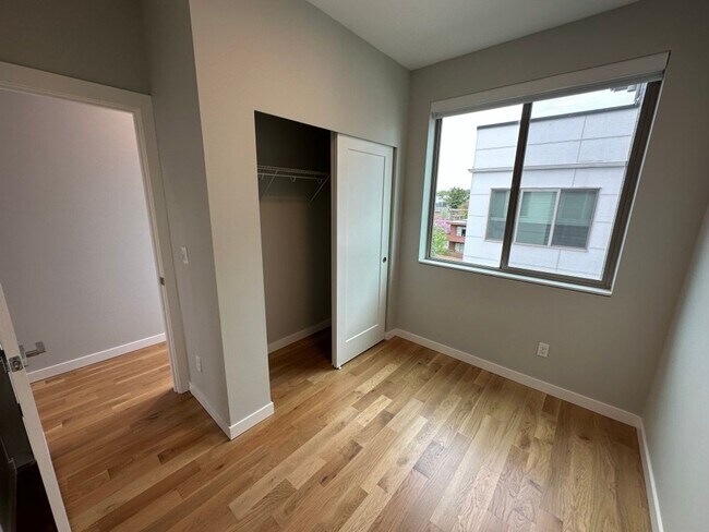 Building Photo - 3Bd/3.25Ba Seattle House