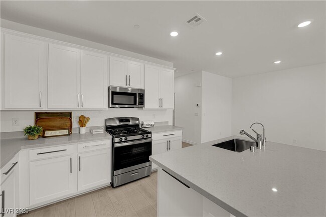 Building Photo - 334 Laurel Peak Dr
