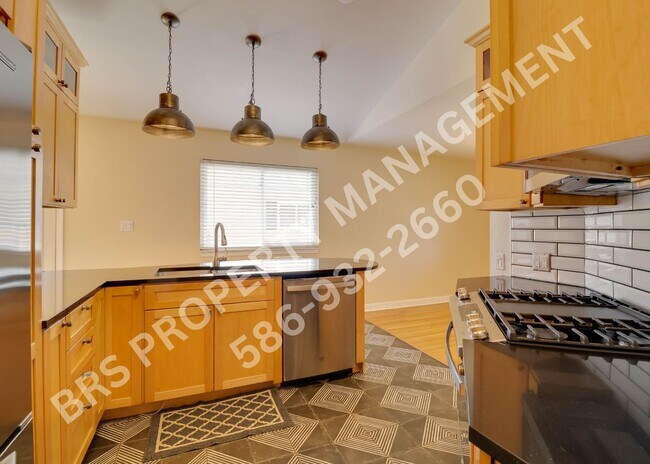 Building Photo - 3 Bedroom 2 bathroom house in Royal Oak.