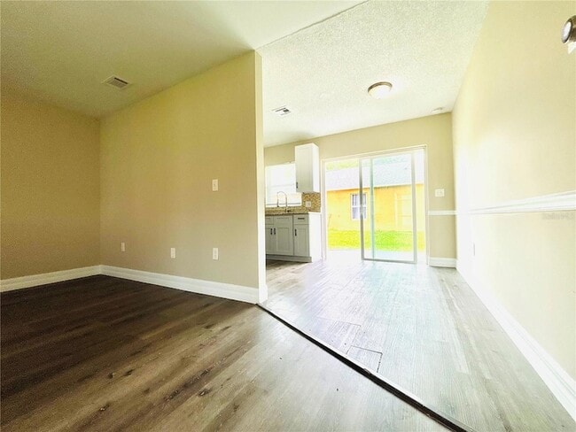 Building Photo - 504 Blackbird Ln