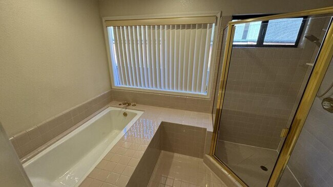 Building Photo - 507 Bluebird Pl