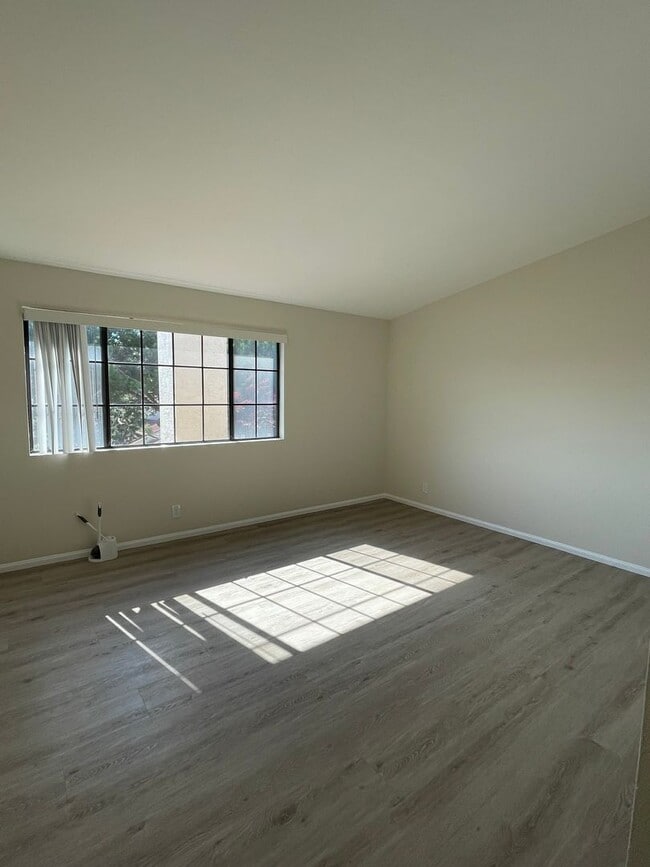 Building Photo - 3/2 Townhouse in Las Palmas UTC/La Jolla