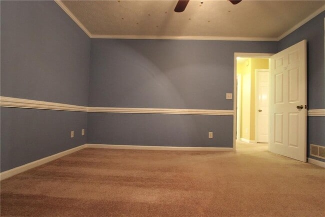 Building Photo - 818 Springlake Rd