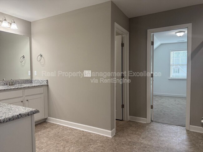 Building Photo - 432 Fallingbrook Dr