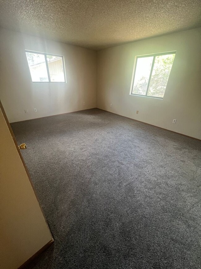 Building Photo - NEW CARPET NEW PAINT! Large 3 Bed/2 Bath H...