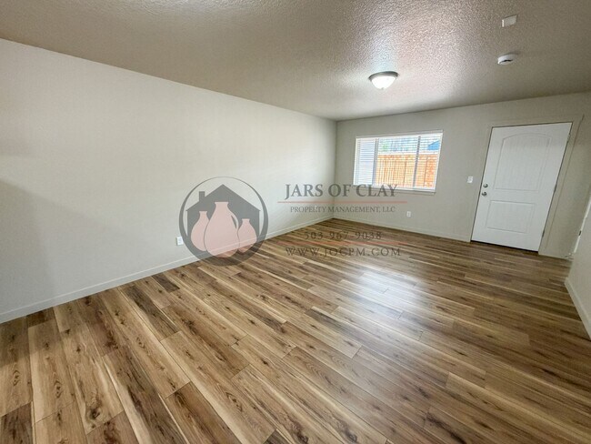 Building Photo - 1010/1012 NW Highlands Loop