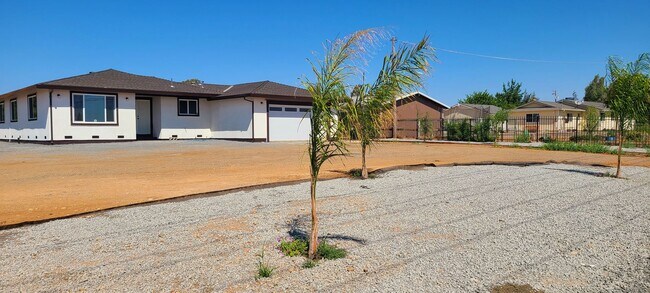 Building Photo - NEWER HOME ON ACRE HUGE LOT!