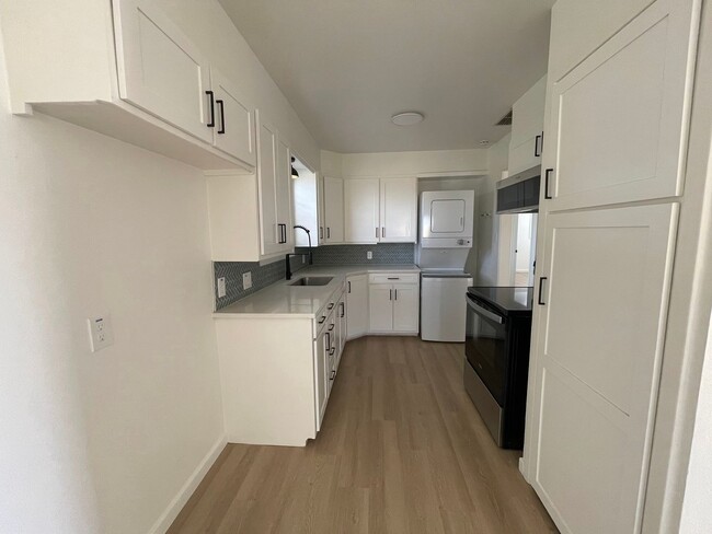 Building Photo - Cozy City Charm – 3-Bed, 1-Bath Home in La...