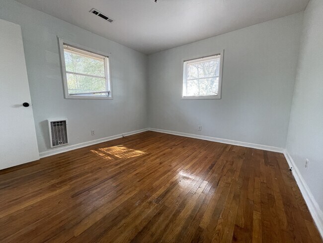 Building Photo - 1920 Charlton Dr