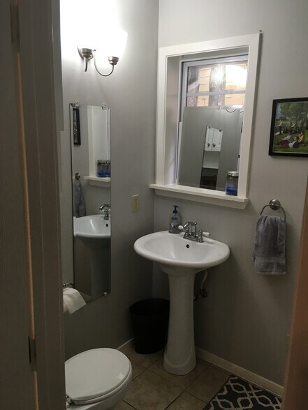 Guest Bath off Living Room - 4302 Duval Street