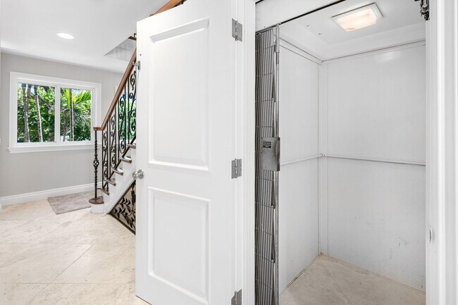 Building Photo - 555 S Ocean Blvd