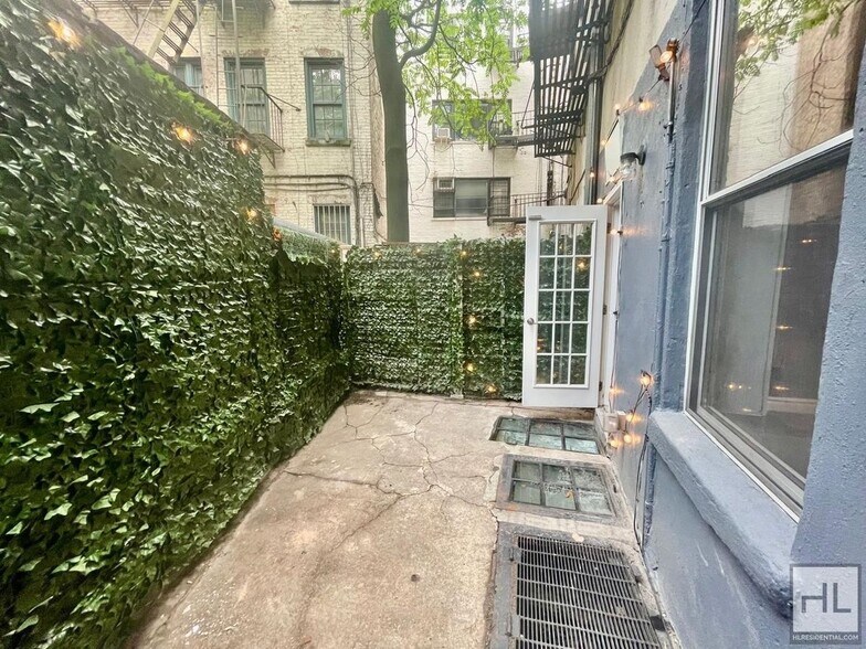 Building Photo - Hudson Street