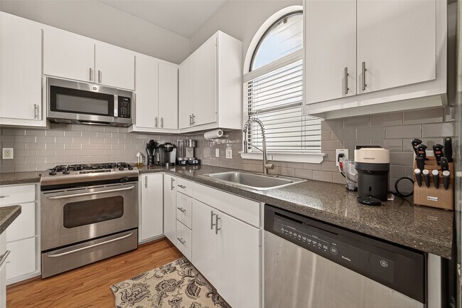 Building Photo - 2502 Brinkman St