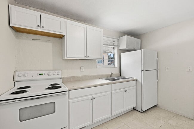 Building Photo - 1125 W 28th St