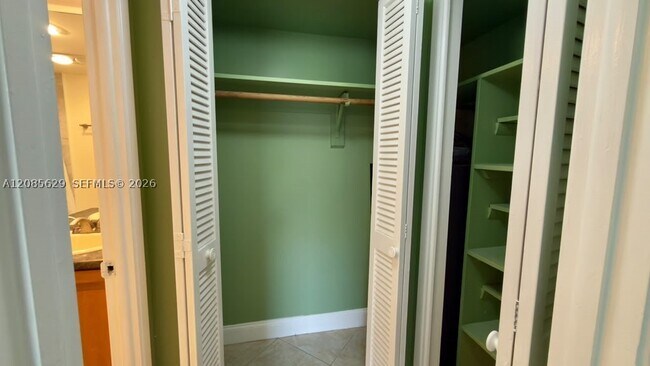 Building Photo - 3150 N Palm Aire Dr