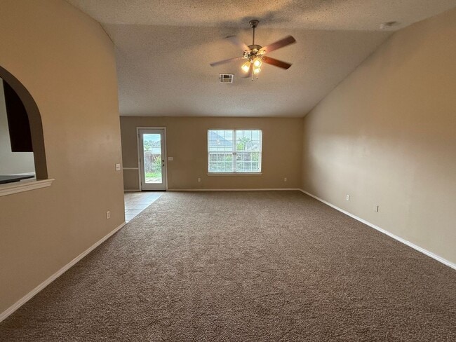 Building Photo - Collinsville 3/2 with new carpet!!
