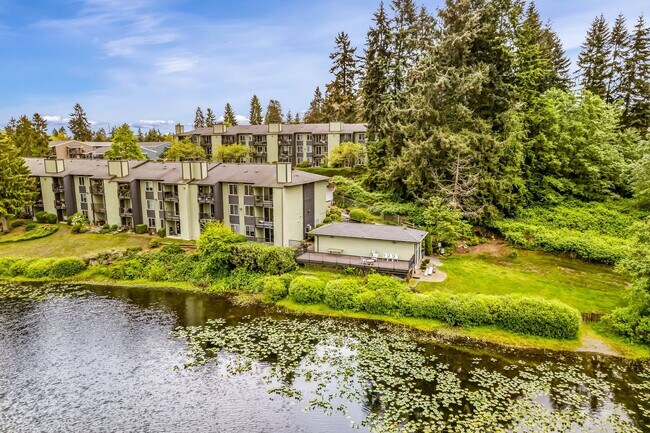 Building Photo - 2 Bedroom 1 Bathroom Lakeside Unit!