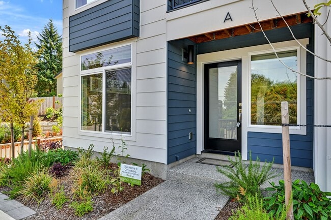 Primary Photo - 4 Bed 3 Bath Townhouse for Rent!