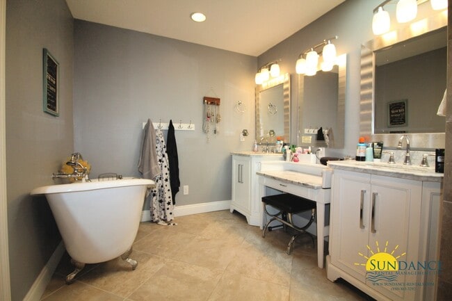 Building Photo - Gorgeous3 Bedroom Home in Mary Esther!