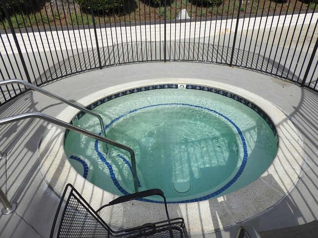 Building Photo - CENTRALLY LOCATED 1 BR CONDO