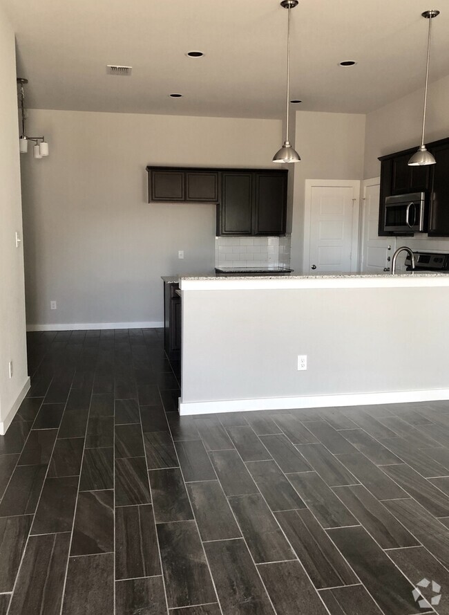 Building Photo - Luxury 3 Bedroom Duplex Located in Midloth...
