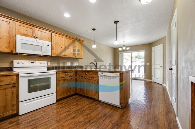 Building Photo - 3 Bedroom 3 Bathroom Home with Attached 2 Car Garage Available in Coeur d'Alene!
