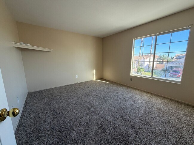 Building Photo - Gorgeous 3 bedroom Townhome ready for immediate move-in!