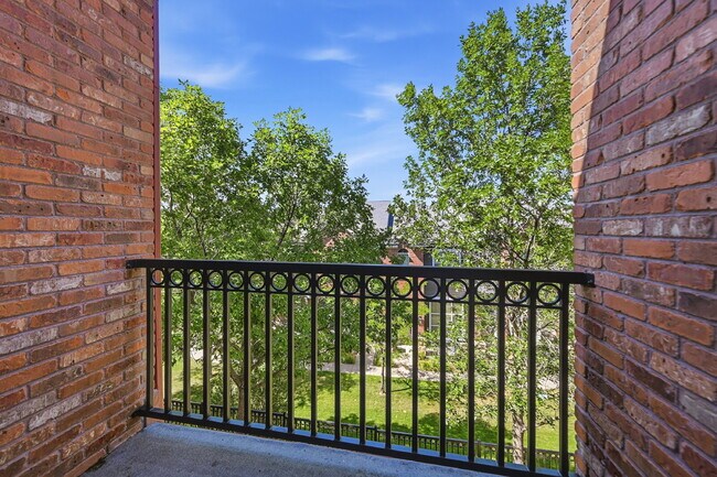 Building Photo - $2,895.95 with $300 Off the first month's rent, 2 Beds - 2.5 Bath, Townhome in Lone Tree with Bal...
