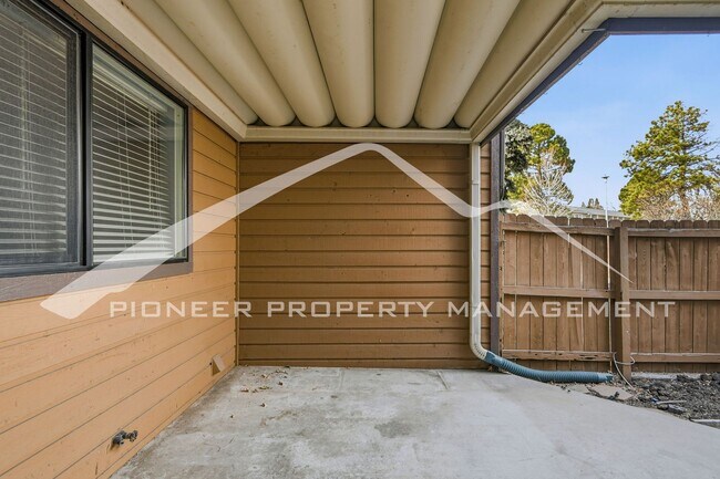 Building Photo - Gorgeous Condo with Washer/Dryer and Central AC