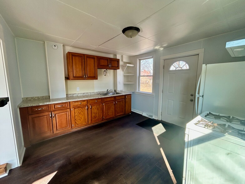 Building Photo - 389 E King St