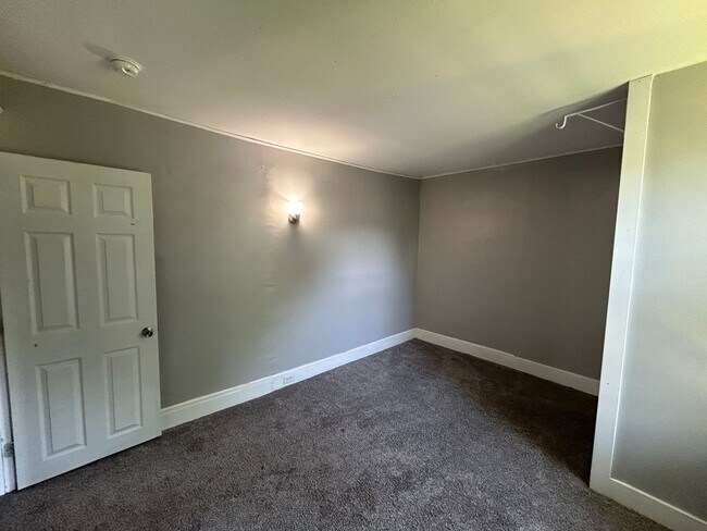 Building Photo - 3 bedroom 1 bath house in Davenport