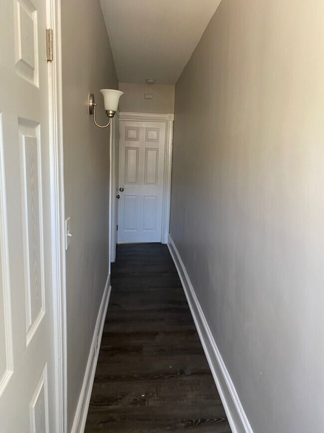 Building Photo - Updated 3 Bedroom House