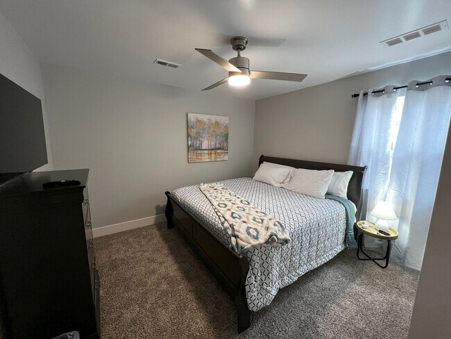 Building Photo - Fully Furnished rental with excellent cent...