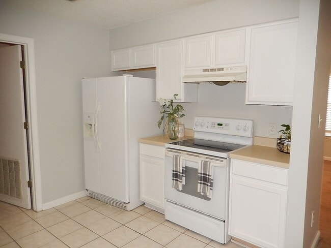 Building Photo - LOVELY & Spacious 3/2 Twn, New Plank Floor...
