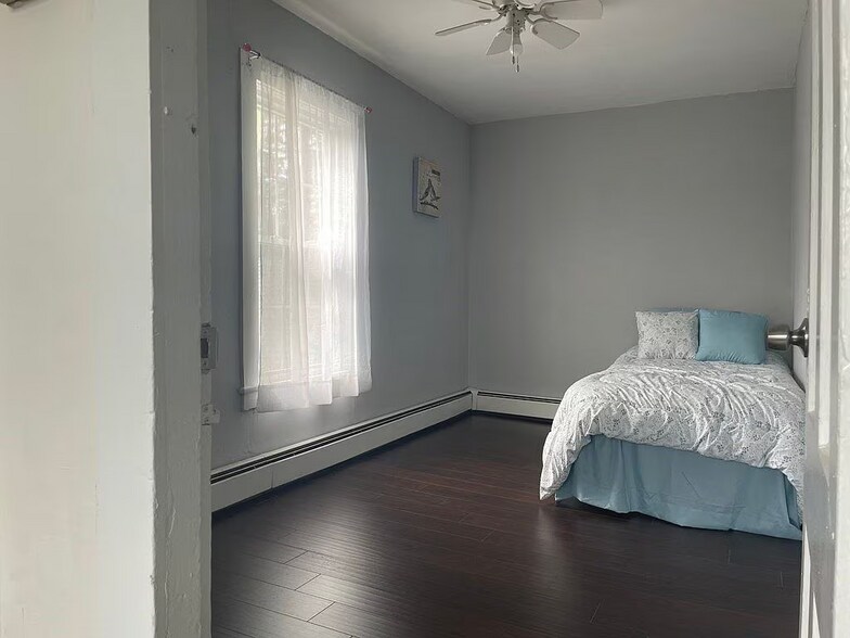 Building Photo - 27-29 Snell St