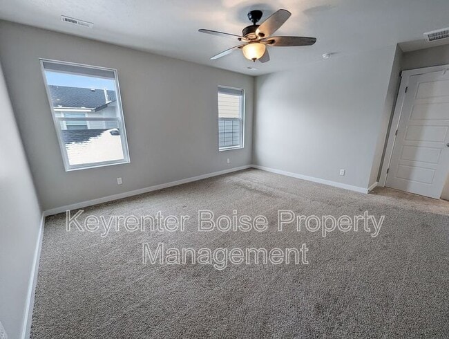 Building Photo - 774 E Springloyd St
