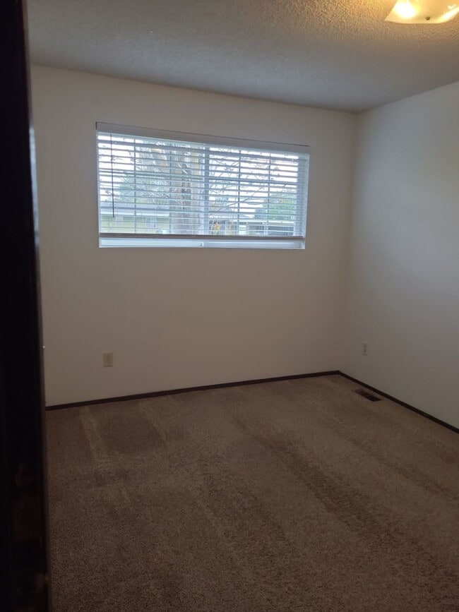 Building Photo - Close to town/Bonus Room/ Dedicated Office/ Garage