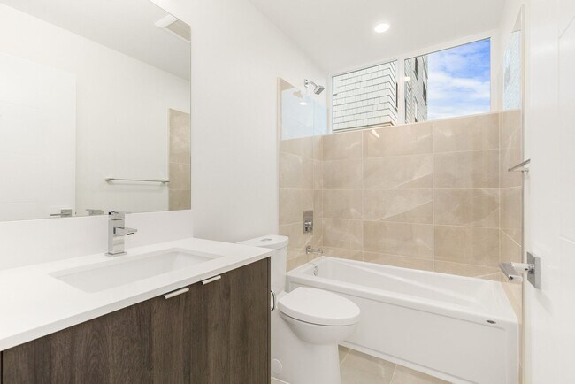 Building Photo - Gorgeous Greenlake Area 2 Bedroom Townhouse