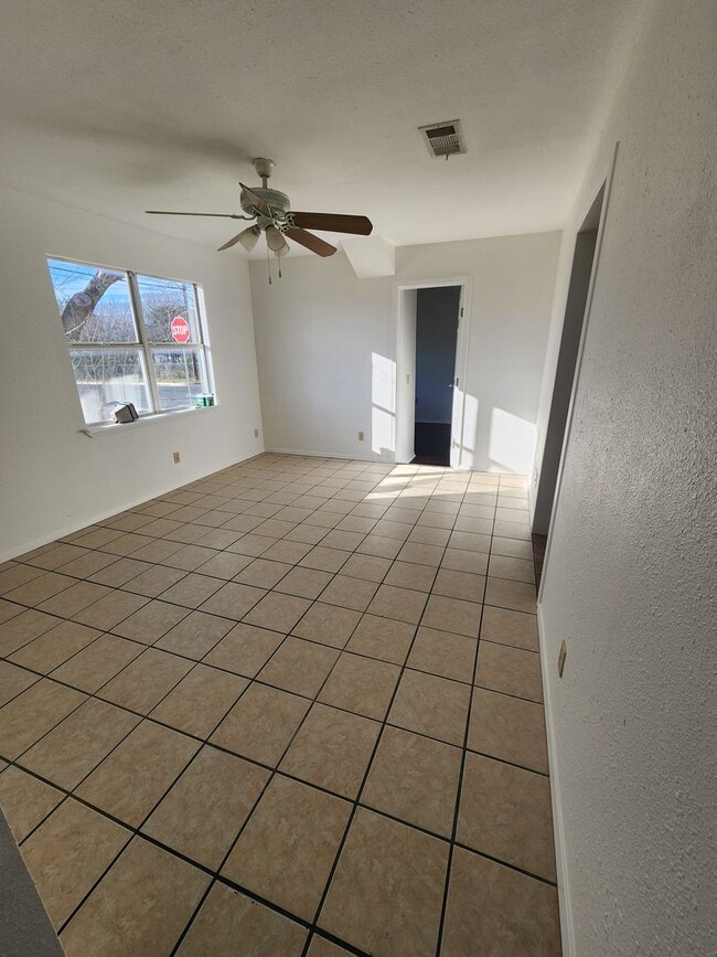 Building Photo - 3/2 on Corner Lot in Burnet