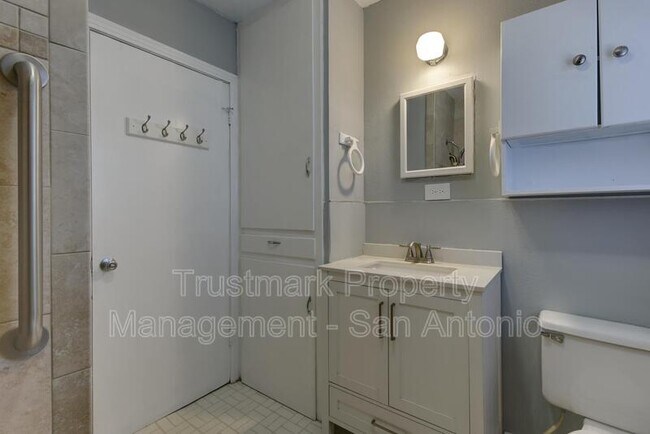 Building Photo - 1322 W Malone Ave
