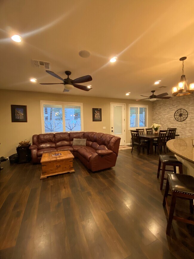 Building Photo - 826 Hemlock Ave