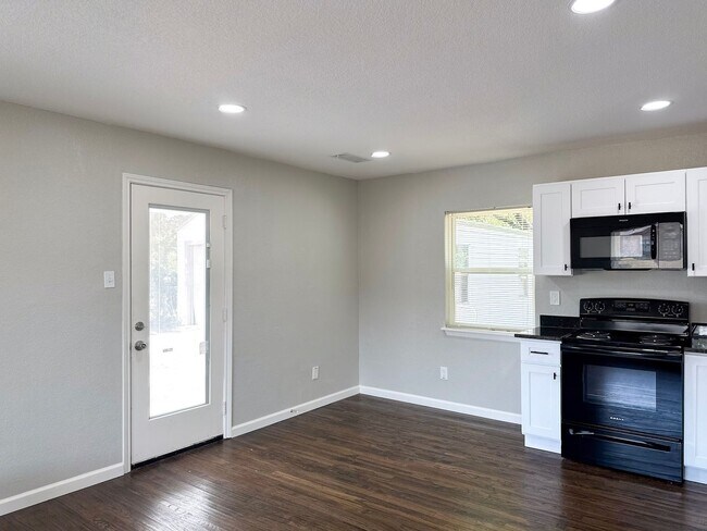 Building Photo - 2 Bed / 1 Bath / Detached Garage