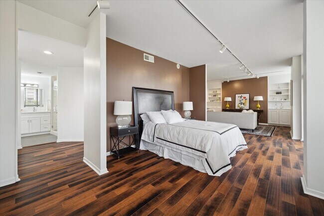 Building Photo - 21 E Briar Hollow Ln