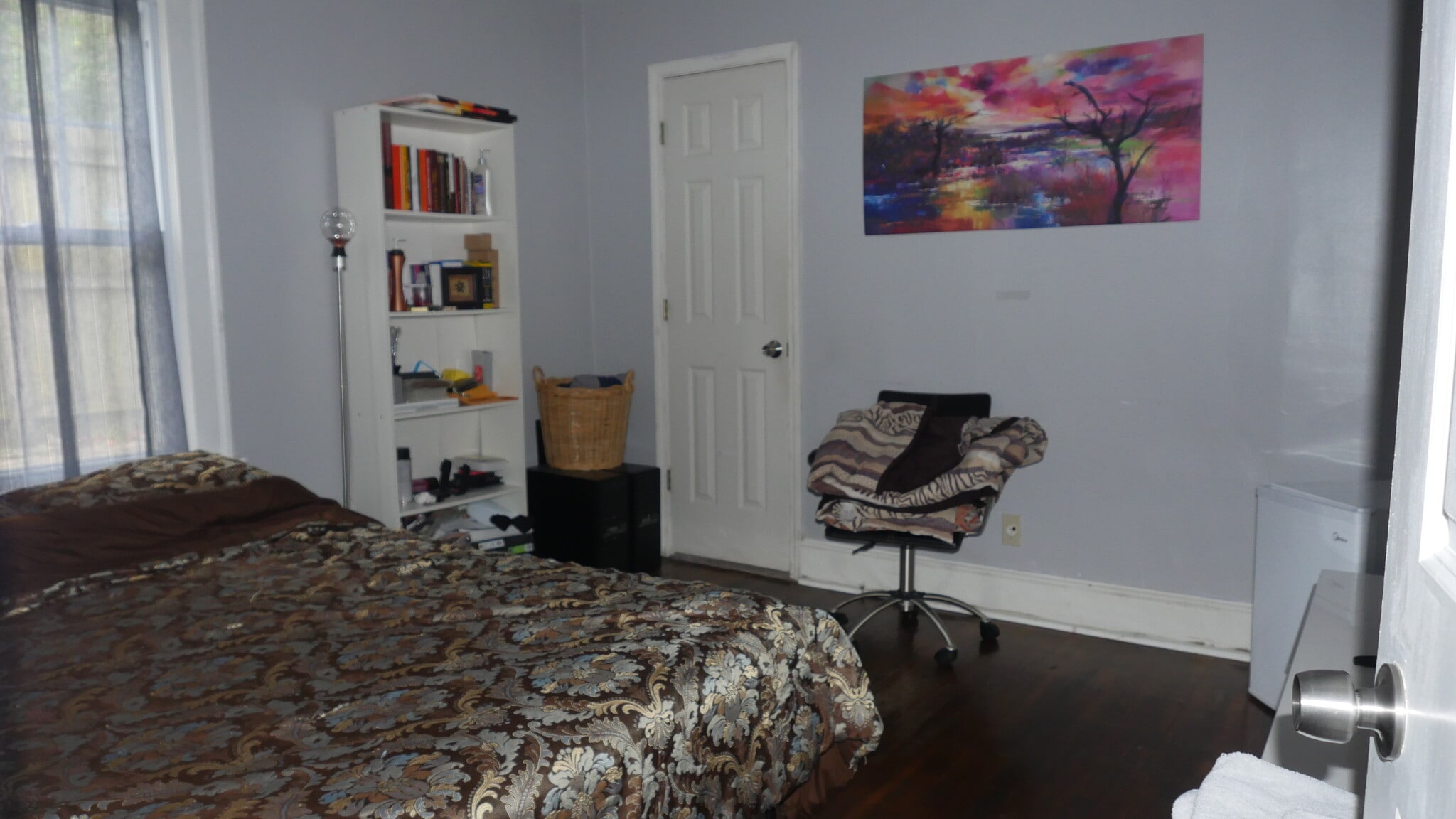 Unit B's furnished bedroom - 1065 Atlantic Dr NW