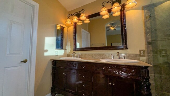 Building Photo - Freshly Updated 3BD Home, Island Kitchen &...